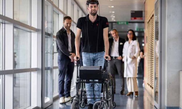Biotecnología: una interfaz cerebro-columna permite que un hombre paralizado camine usando sus pensamientos